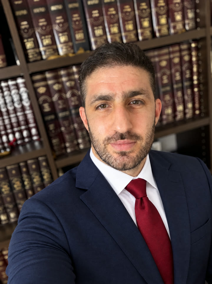 עו"ד צח שחר במשרד, על רקע ספרייה